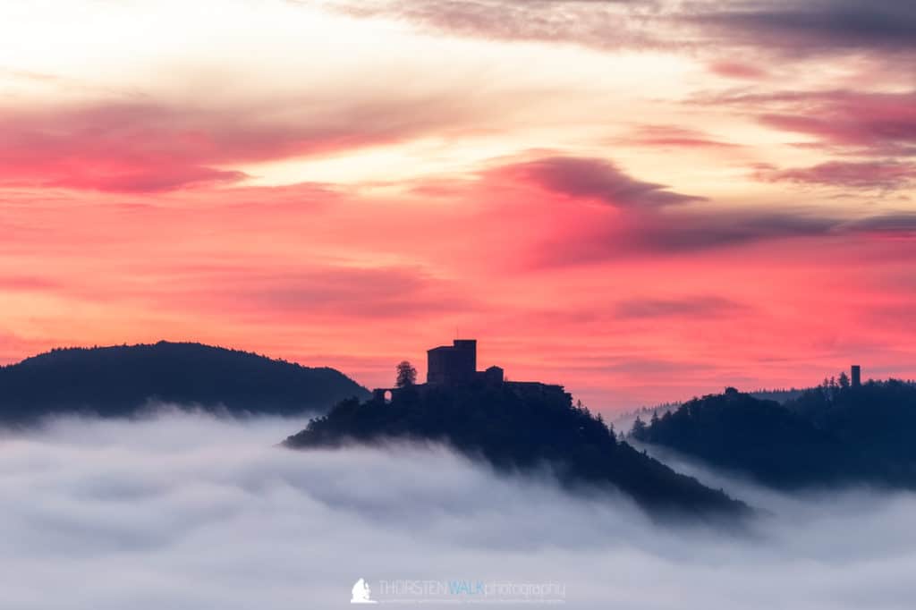 Sommerfels - Trifels im Nebel